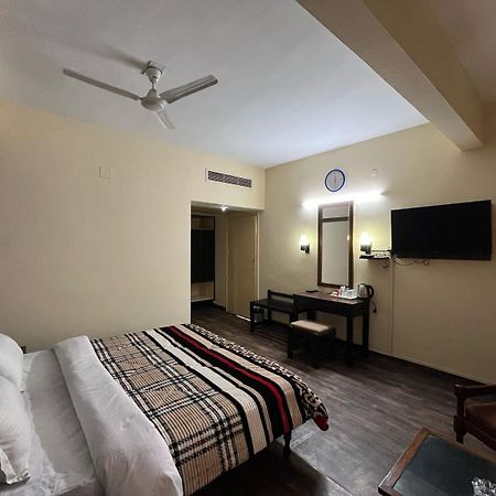 Gautam Hotel Варанаси Екстериор снимка