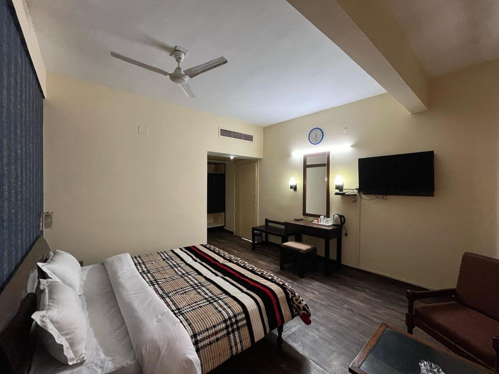 Gautam Hotel Варанаси Екстериор снимка