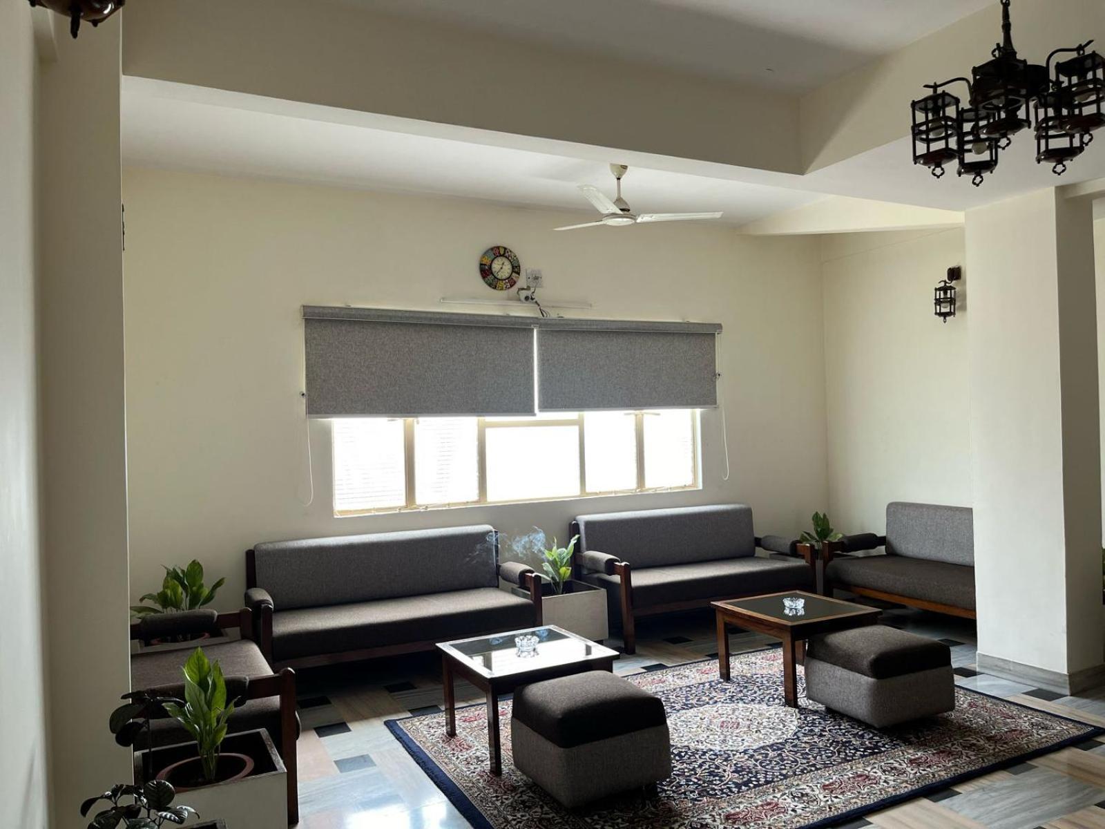 Gautam Hotel Варанаси Екстериор снимка