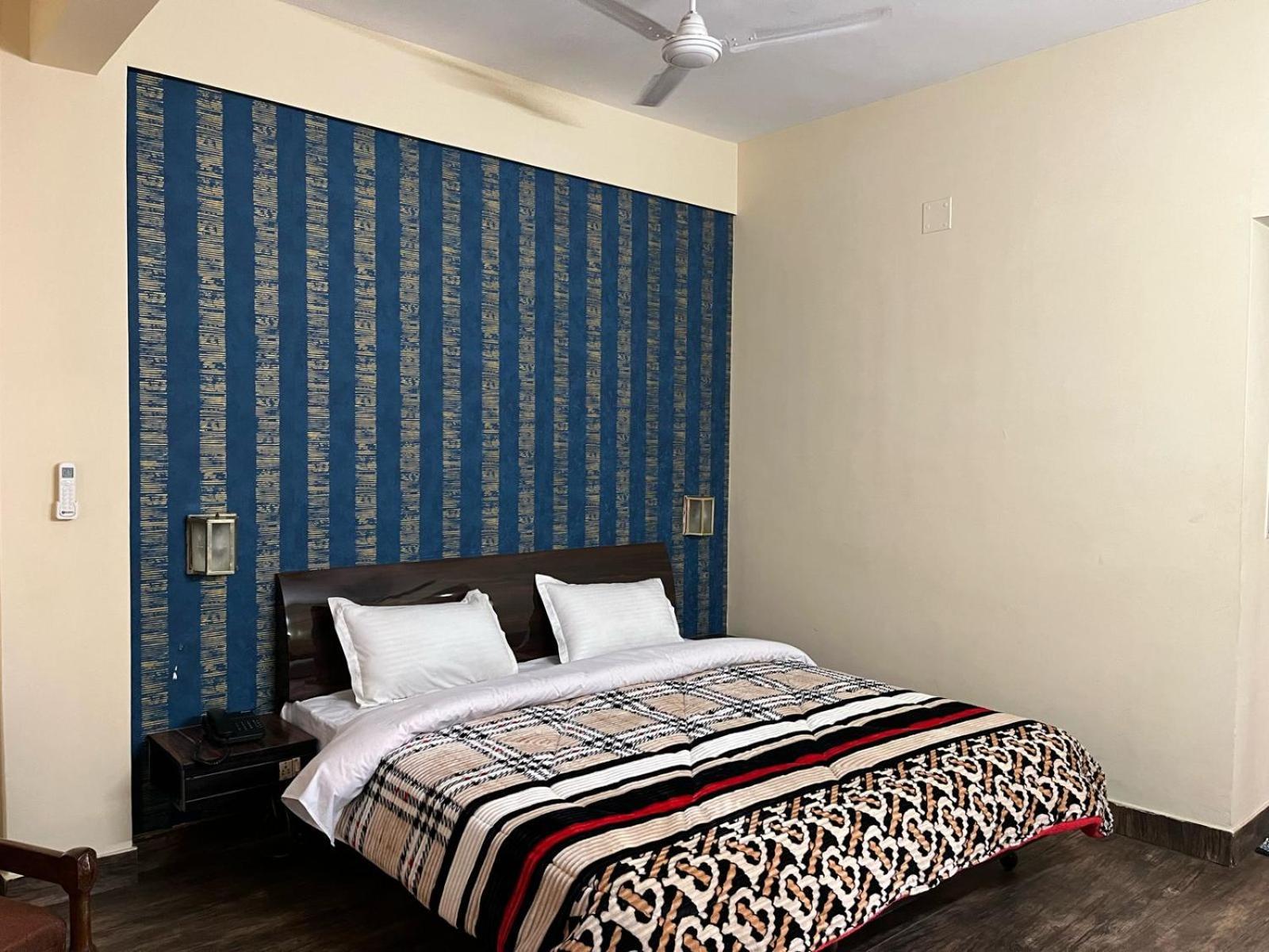 Gautam Hotel Варанаси Екстериор снимка