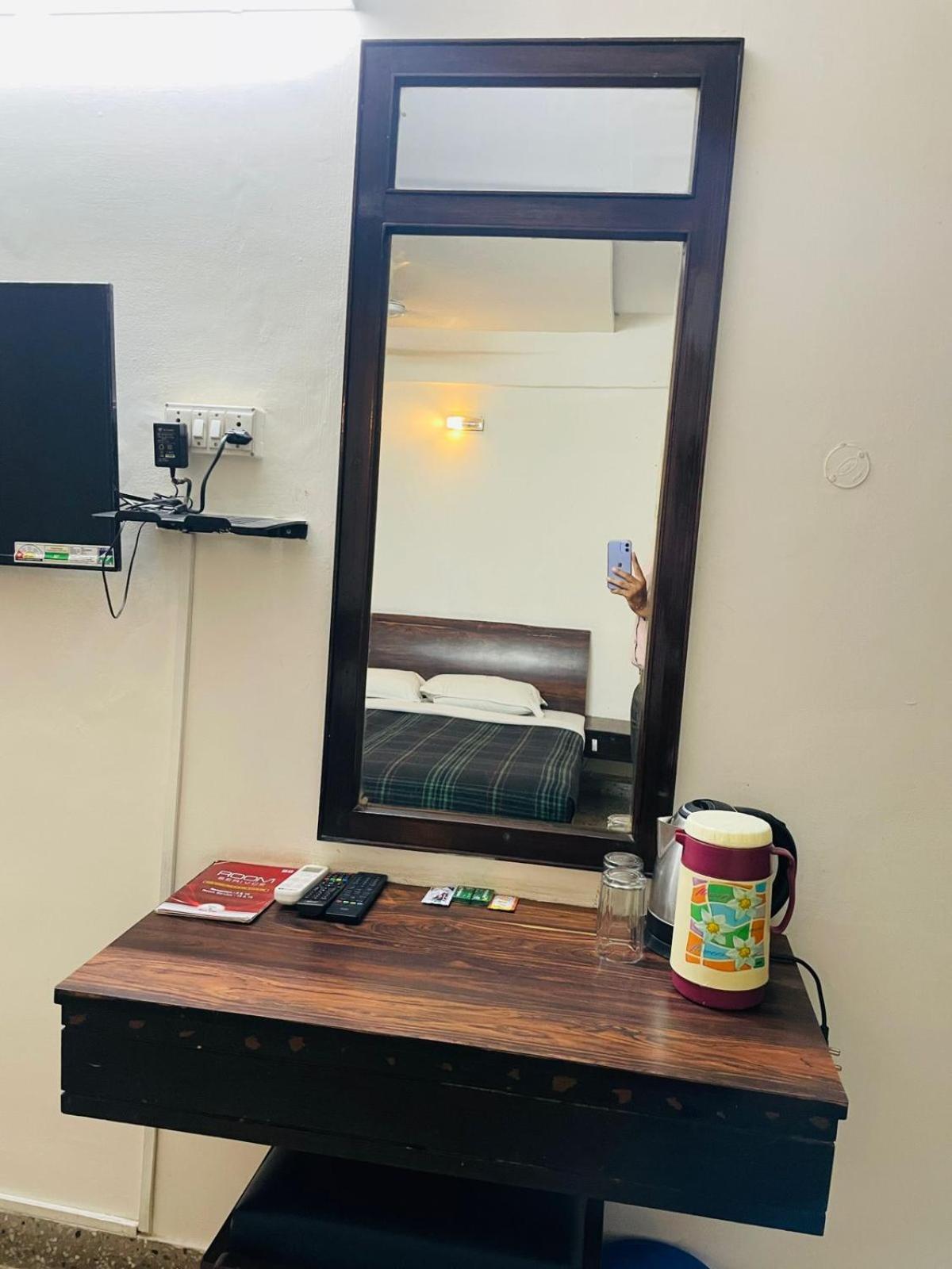 Gautam Hotel Варанаси Екстериор снимка