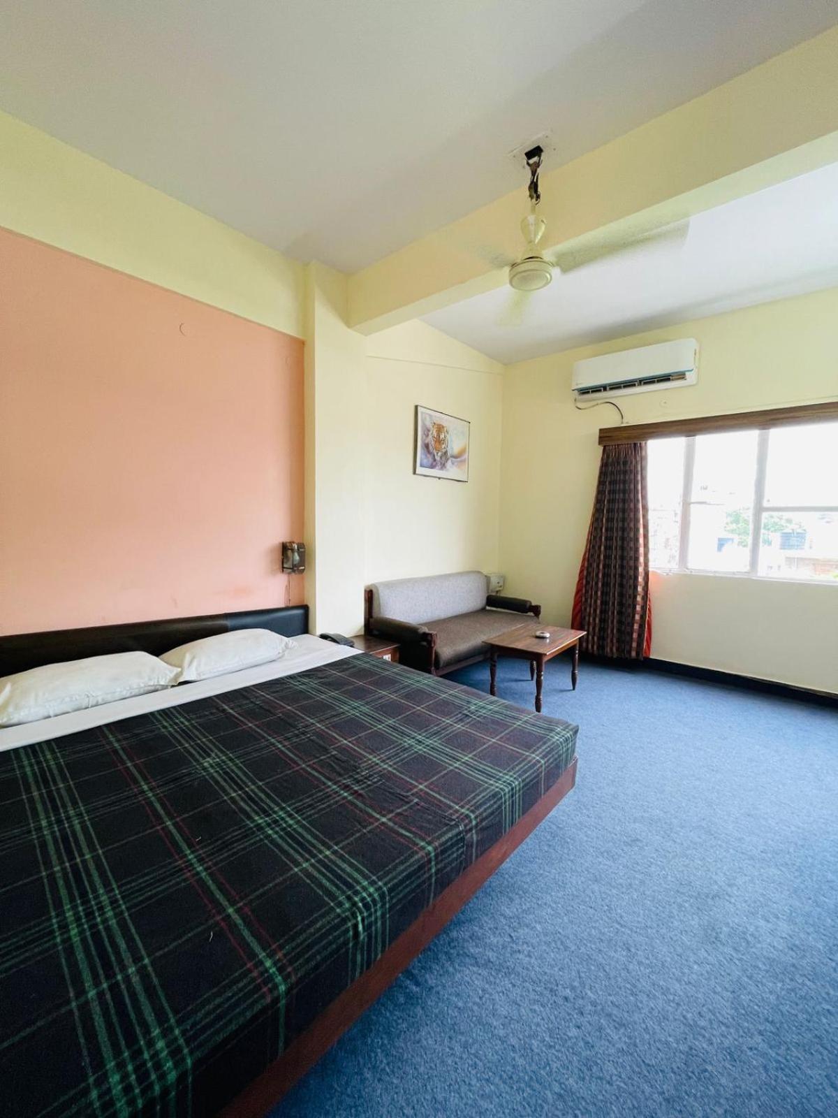 Gautam Hotel Варанаси Екстериор снимка