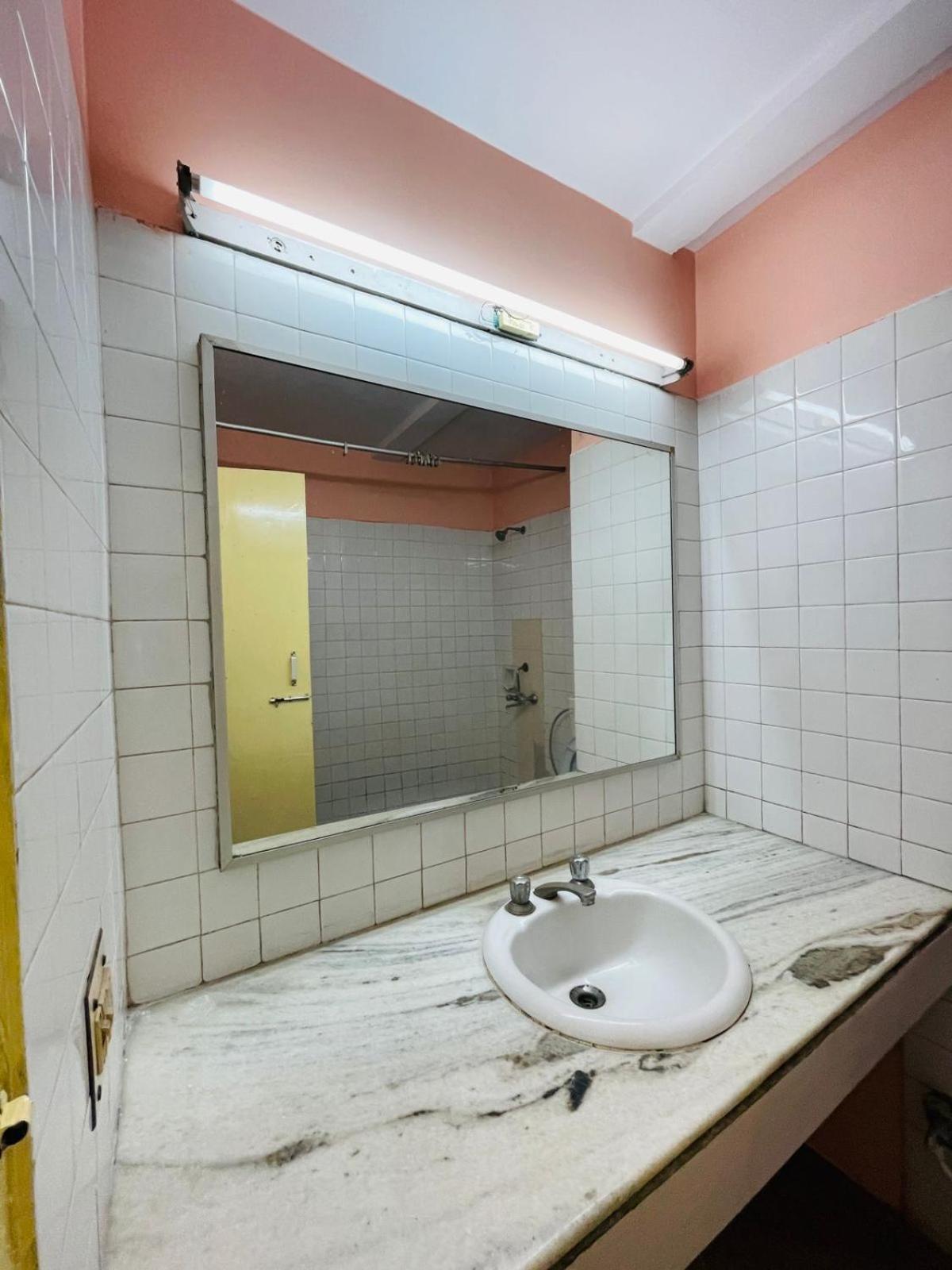 Gautam Hotel Варанаси Екстериор снимка