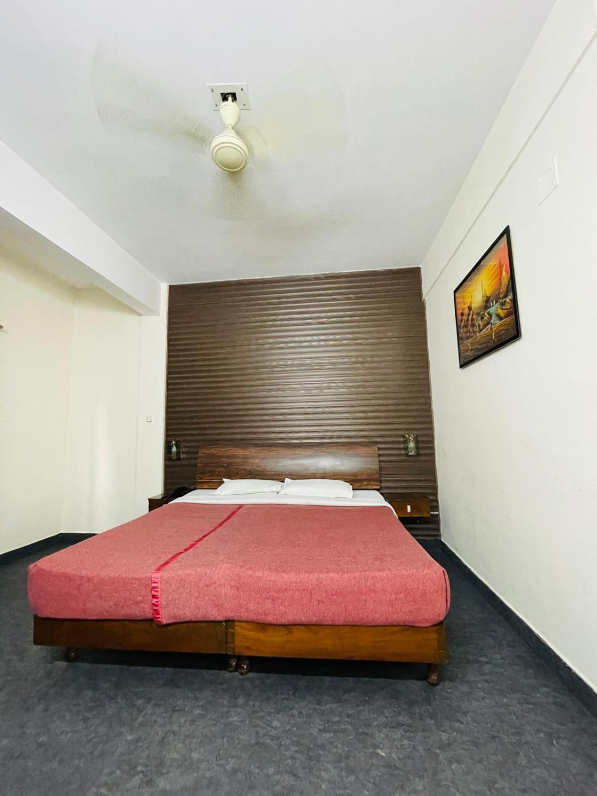 Gautam Hotel Варанаси Екстериор снимка