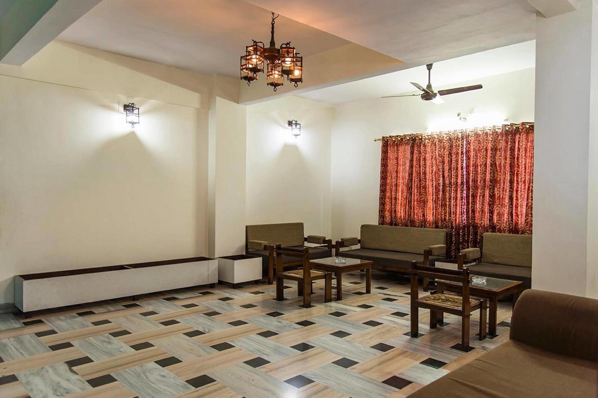 Gautam Hotel Варанаси Екстериор снимка